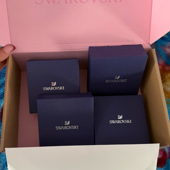 Rose Gold Rhinestone Apple Watch Case - Picture 4 of 5